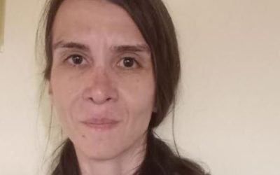 650.000 de oameni, aproape invizibili pentru elitele politice, trăiesc în izolare socială și medicală, devenind simbolul unei politici de segregare socială și sănătate În ultimii ani, un fenomen dureros s-a instaurat în societatea românească: sute de mii de oameni au fost marginalizați sistematic, astăzi numărându-se aproape 650.000 de coasigurați la sănătate, oameni ținuți în umbra siguranței medicale, dar departe de orice șansă reală de a-și recăpăta independența