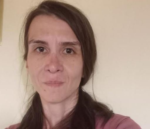 650.000 de oameni, aproape invizibili pentru elitele politice, trăiesc în izolare socială și medicală, devenind simbolul unei politici de segregare socială și sănătate În ultimii ani, un fenomen dureros s-a instaurat în societatea românească: sute de mii de oameni au fost marginalizați sistematic, astăzi numărându-se aproape 650.000 de coasigurați la sănătate, oameni ținuți în umbra siguranței medicale, dar departe de orice șansă reală de a-și recăpăta independența