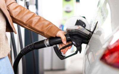 Prețurile carburanților, în special motorina, au atins un nou nivel care pare să devină permanent, iar pragul de 10 lei pe litru devine din ce în ce mai realist, semnalând un final al perioadei în care aceste prețuri erau considerate normale