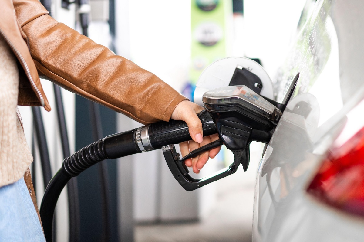 Prețurile carburanților, în special motorina, au atins un nou nivel care pare să devină permanent, iar pragul de 10 lei pe litru devine din ce în ce mai realist, semnalând un final al perioadei în care aceste prețuri erau considerate normale