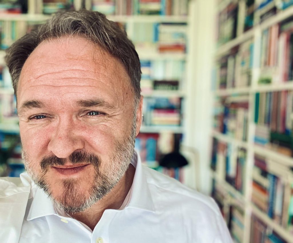 Uniunea Europeană îndeamnă la reducerea obiectivelor de rezervare a gazelor pentru iarnă, pentru a face față creșterii prețurilor Comisia Europeană a lansat un apel autoritar pentru ca statele membre ale Uniunii Europene să își reducă obiectivele privind stocarea gazelor pentru sezonul rece, o mișcare menită să atenueze impactul creșterii prețurilor energetice, care a fost amplificat de recentele tensiuni în Orientul Mijlociu