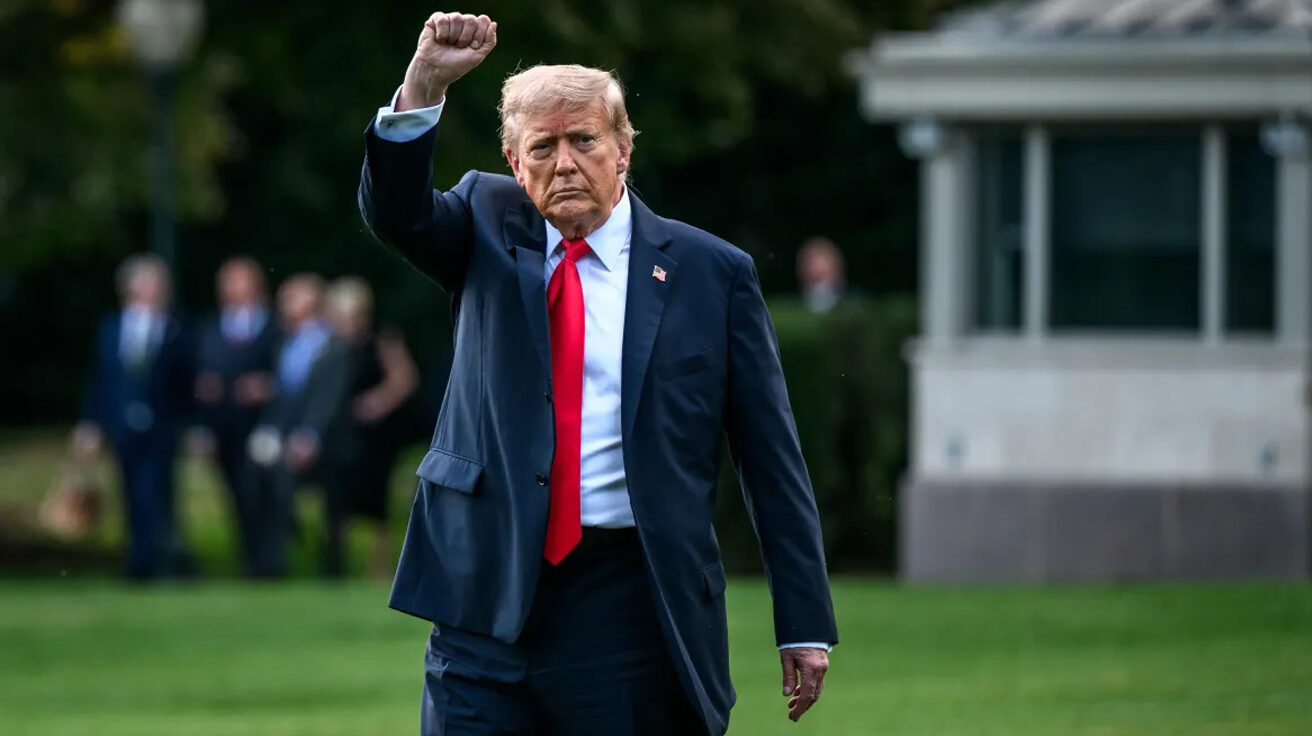 Donald Trump prelungește ultimatumul către Iran cu încă 10 zile, menținând tensiunea crescută în regiunea Golfului Persic Președintele american Donald Trump a anunțat joi că va extinde cu încă zece zile termenul limită pe care îl stabilise anterior pentru Iran, oferindu-i astfel mai mult timp pentru a evita o escaladare a conflictului în zona Golfului Persic