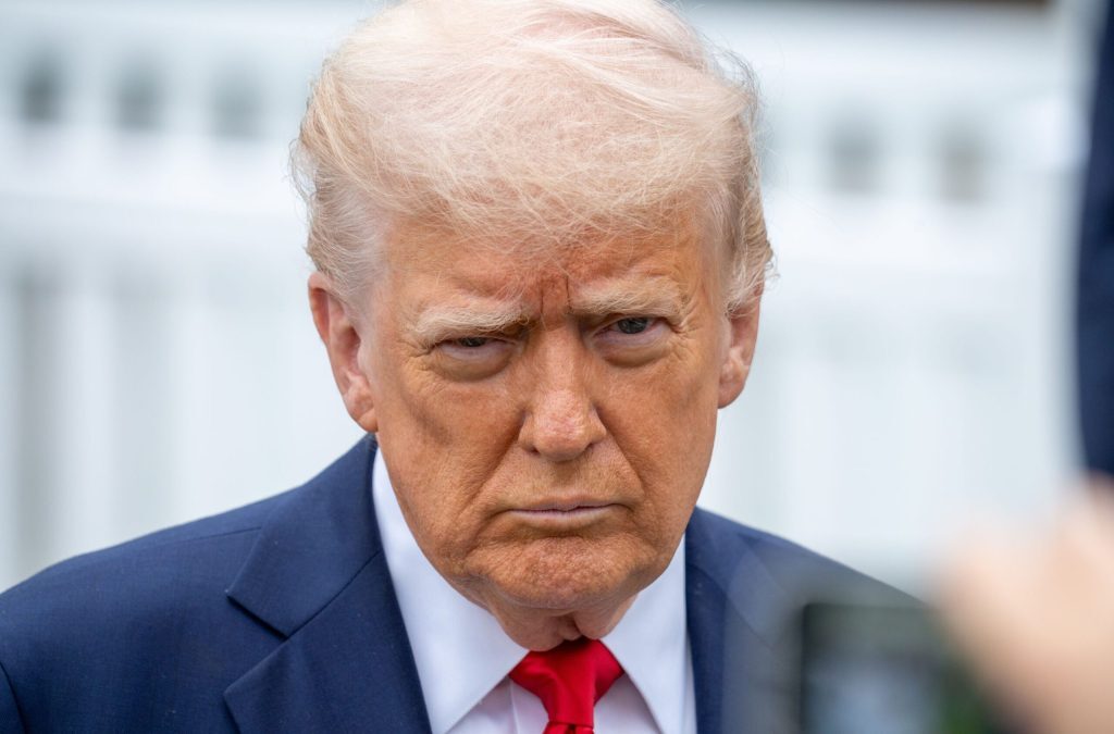 Americanii pierd încrederea în conducerea militară a lui Donald Trump, conform unor sondaje recente Casa Albă se află din ce în ce mai mult sub o presiune crescândă, odată cu rezultatele unor sondaje de opinie care indică o scădere semnificativă a încrederii populației în deciziile militare luate de președintele Donald Trump