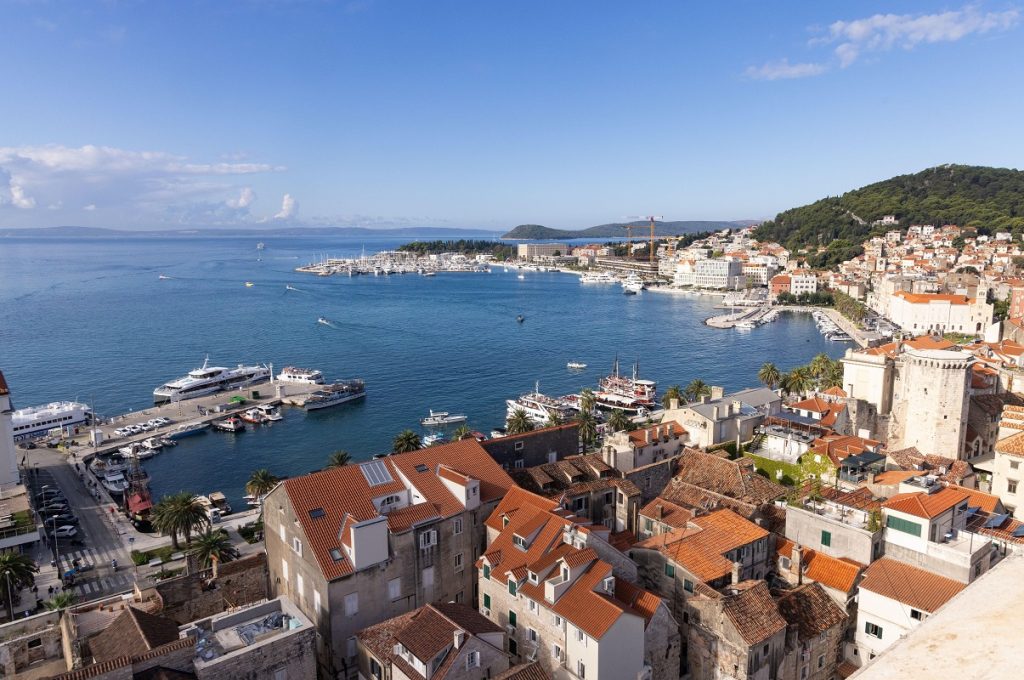 Muncă pe litoral și în stațiunile resort în plin sezon estival: românii și europenii caută joburi bine plătite, cu condiții avantajoase Sezonul estival aduce o cerere imensă pentru forța de muncă în domeniile serviciilor și ospitalității în mai multe țări europene, iar românii, dar și cetățenii din alte state ale Uniunii, nu întârzie să răspundă acestor oportunități