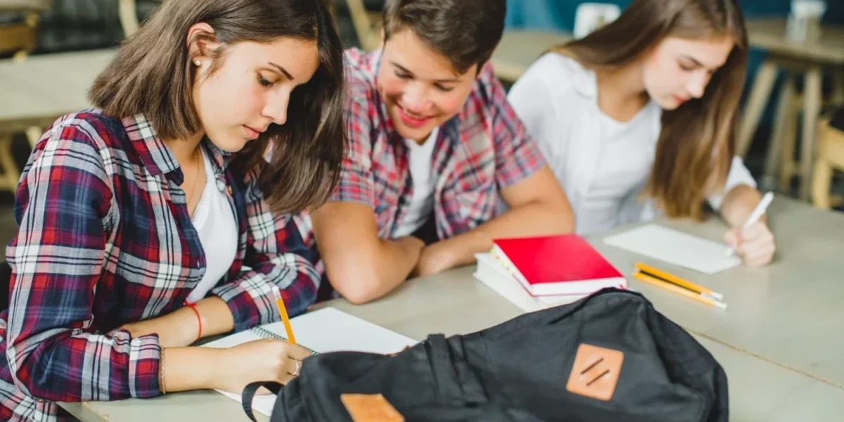 Elevii cu rezultate bune pot intra la liceu fără Evaluarea Națională, nu doar olimpicii