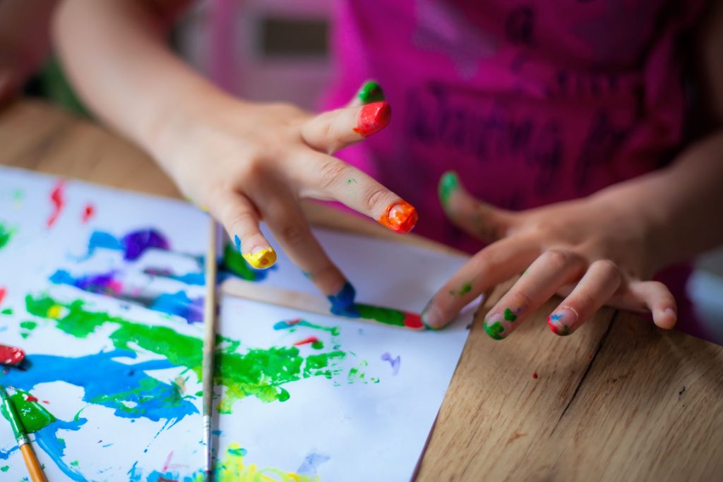 Inegalități încă adâncite în educație: tinerii din medii defavorizate evită carierele creative, iar sistemul le limitează accesul În timp ce creativitatea este recunoscută pe plan internațional ca motor al inovării și al dezvoltării economice, realitatea din școlile din Marea Britanie evidențiază un alt tablou