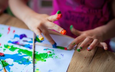 Inegalități încă adâncite în educație: tinerii din medii defavorizate evită carierele creative, iar sistemul le limitează accesul În timp ce creativitatea este recunoscută pe plan internațional ca motor al inovării și al dezvoltării economice, realitatea din școlile din Marea Britanie evidențiază un alt tablou