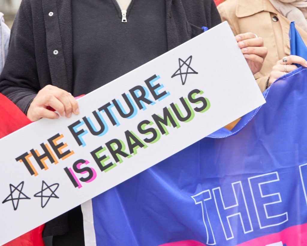 Auditoriile europene exprimă semne de îngrijorare cu privire la transparența și modul de evaluare a programelor Erasmus+ și AgoraEU Curtea de Conturi Europeană a lansat recent o serie de observații critice cu privire la modul în care sunt gestionate și evaluate două dintre cele mai importante programe ale Uniunii Europene în domeniile educației, culturii și mass-media