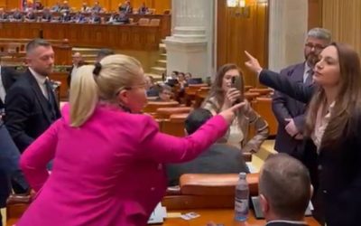 Scandal în ședința Parlamentului: președinta POT o certă pe colega de partid pentru declarații neautorizate Un incident tensionat a avut loc zilele trecute în cadrul dezbaterilor parlamentare referitoare la bugetul național, dezvăluind diviziuni și conflicte interne în cadrul Partidului Oamenilor de Nație (POT)