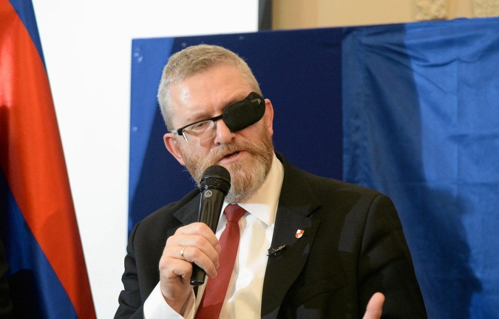 Parlamentul European a autorizat, din nou, ridicarea imunității liderului de extremă dreaptă din Polonia, Grzegorz Braun, deschizând astfel calea pentru ca acesta să răspundă în fața legii pentru acuzații grave, inclusiv negarea Holocaustului