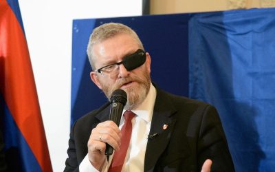 Parlamentul European a autorizat, din nou, ridicarea imunității liderului de extremă dreaptă din Polonia, Grzegorz Braun, deschizând astfel calea pentru ca acesta să răspundă în fața legii pentru acuzații grave, inclusiv negarea Holocaustului