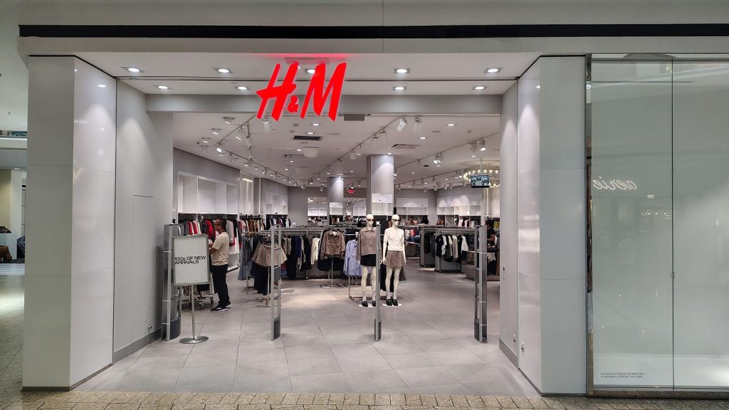 H&M introduce plăți în rate, o facilitate digitală disponibilă exclusiv pentru achizițiile online, în parteneriat cu Klarna, gigantul soluțiilor de plată