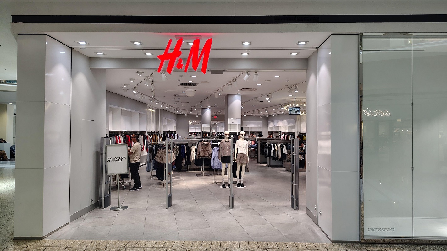 H&M introduce plăți în rate, o facilitate digitală disponibilă exclusiv pentru achizițiile online, în parteneriat cu Klarna, gigantul soluțiilor de plată