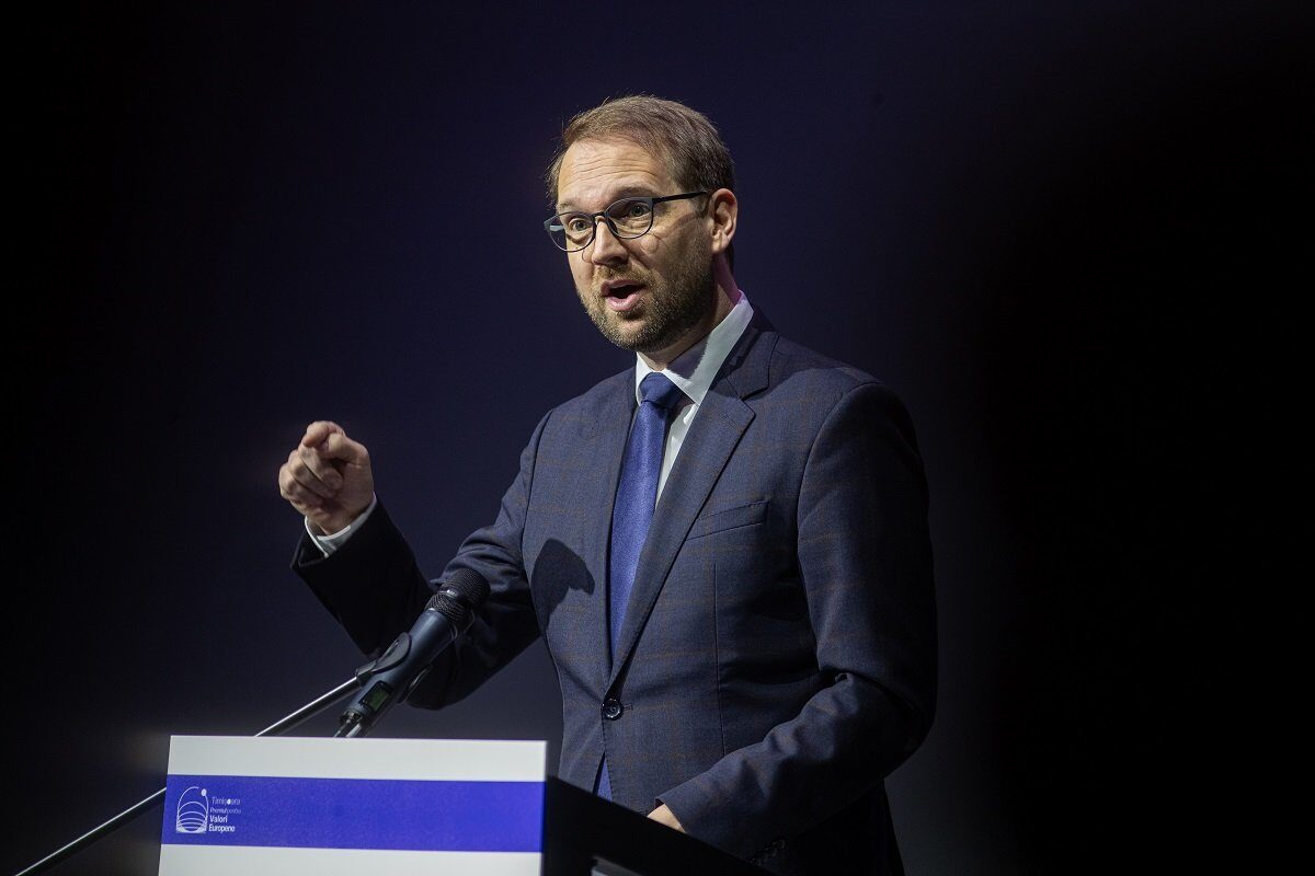 Liderul USR, Dominic Fritz, acuză că alianța politică formată între PSD și AUR a manevrat pentru a menține Renate Weber pe poziția de Avocat al Poporului, deși mandatul acesteia expirase de peste doi ani