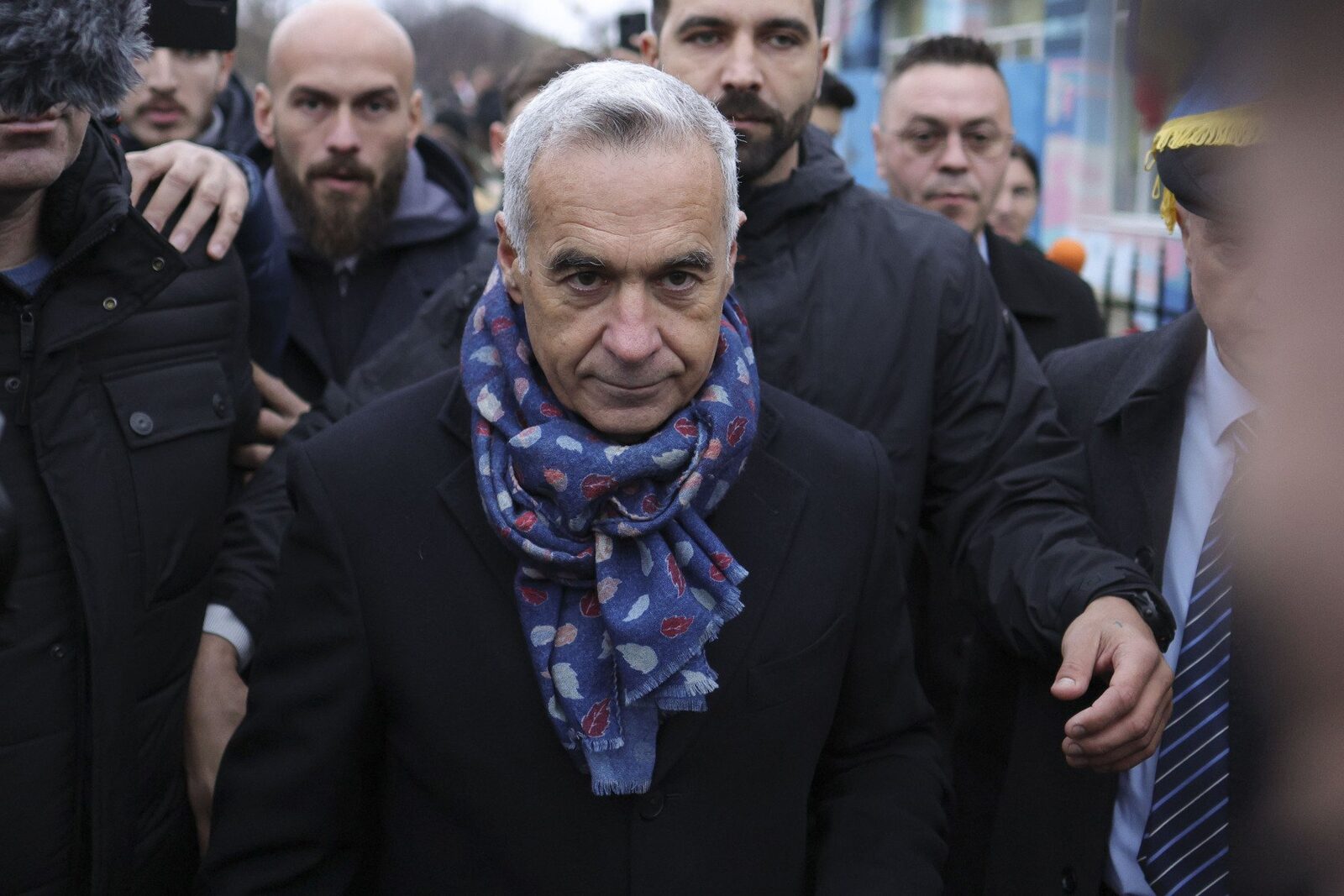 Justiția românească, din nou în centrul atenției: Guvernul, dat în judecată pentru drepturi salariale restante Tensiunile din peisajul politic și administrativ al României prind o nouă dimensiune, după anunțul făcut recent de cunoscutul fost candidat pro-rus la alegerile prezidențiale, Călin Georgescu