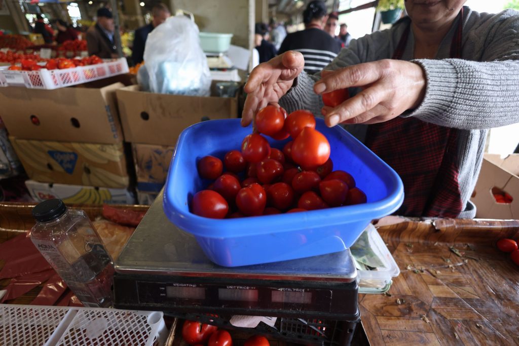 Roșiile autohtone, visul verii pentru mulți români, au început, în sfârșit, să îșicroiască locul în piețele de peste țară, însă entuziasmul pentru primele roșii din acest sezon a fost rapid umbrit de prețurile exorbitante
