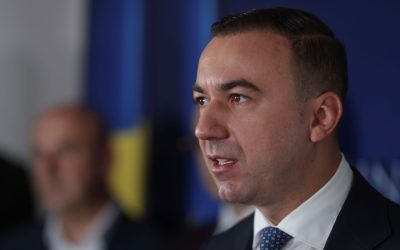 Ministrul Energiei avertizează: riscul creșterii prețurilor carburanților la 10 lei pe litru în România O nouă alarmă privind prețurile carburanților din România a fost lansată de oficialii guvernamentali, după ce ministrul Energiei, Bogdan Ivan, a semnalat existența unui potențial risc ca prețurile la benzină și motorină să atingă pragul de 10 lei pe litru în viitorul apropiat