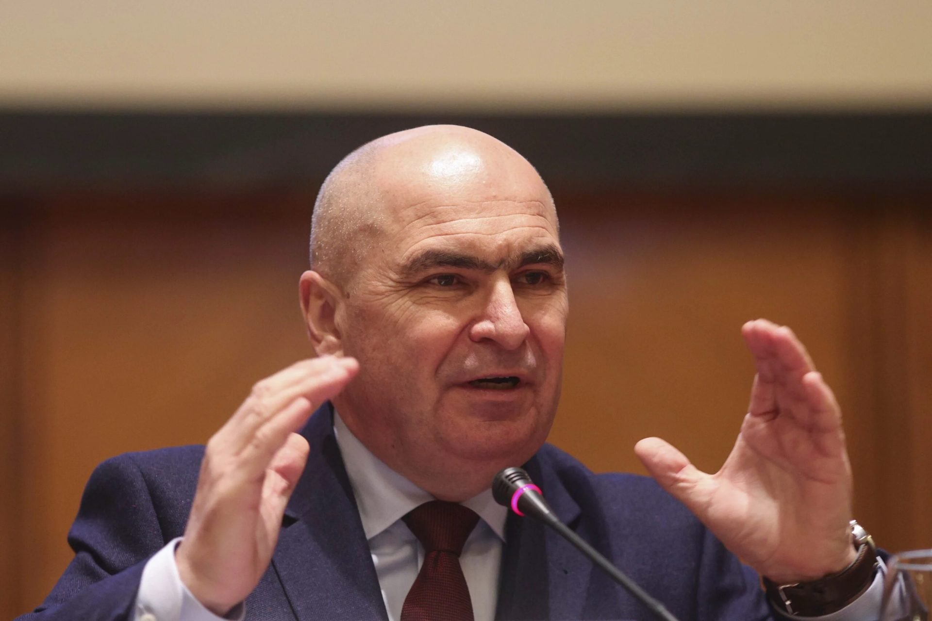 Guvernul României intenționează să limiteze efectele scumpirii carburanților asupra populației și a economiei, în contextul recentelor creșteri de prețuri cauzate de crizele internaționale