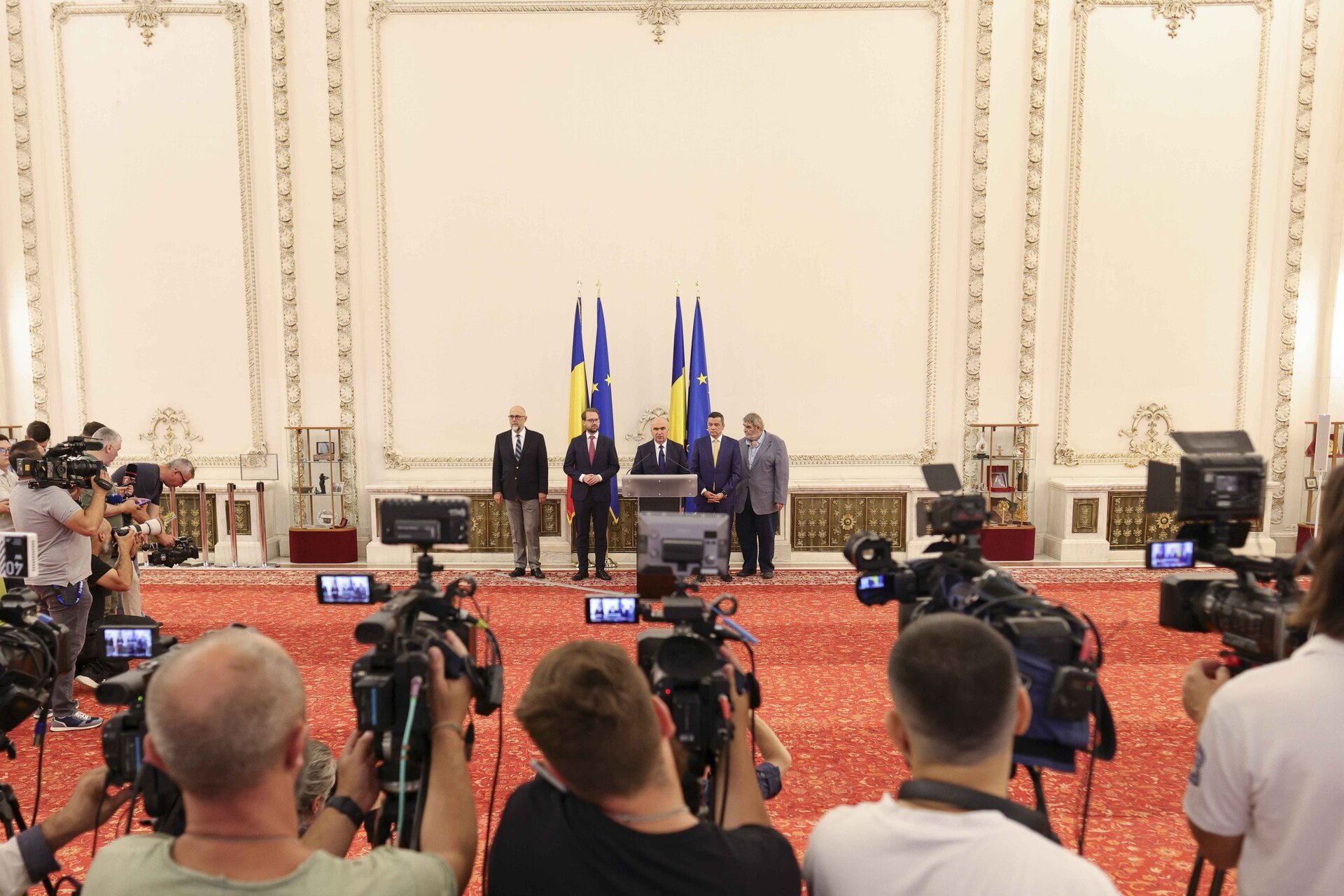 Coaliția de guvernare, sub presiunea divergențelor, înregistrează un nou impas în negocierile pentru bugetul național, pe fondul unor condiții suplimentare puse de PSD și conflictelor acerbe asupra împărțirii fondurilor publice