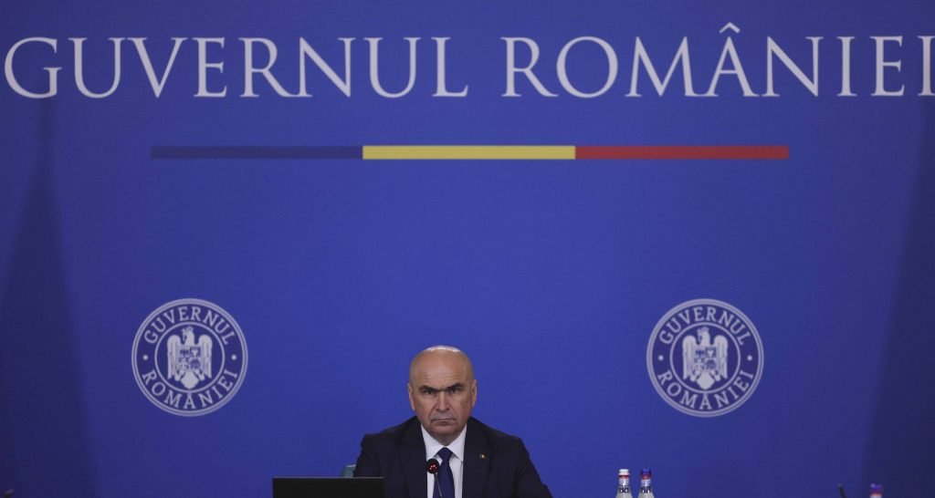 Guvernul condus de liberalul Ilie Bolojan a dat curs, într-un final, deciziei de a aproba bugetul pentru anul 2026, după o ședință dificilă și plină de discuții tensionate, în ciuda opozanței din partea partidului de guvernământ, PSD