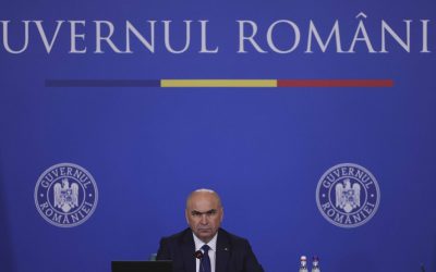 Guvernul condus de liberalul Ilie Bolojan a dat curs, într-un final, deciziei de a aproba bugetul pentru anul 2026, după o ședință dificilă și plină de discuții tensionate, în ciuda opozanței din partea partidului de guvernământ, PSD