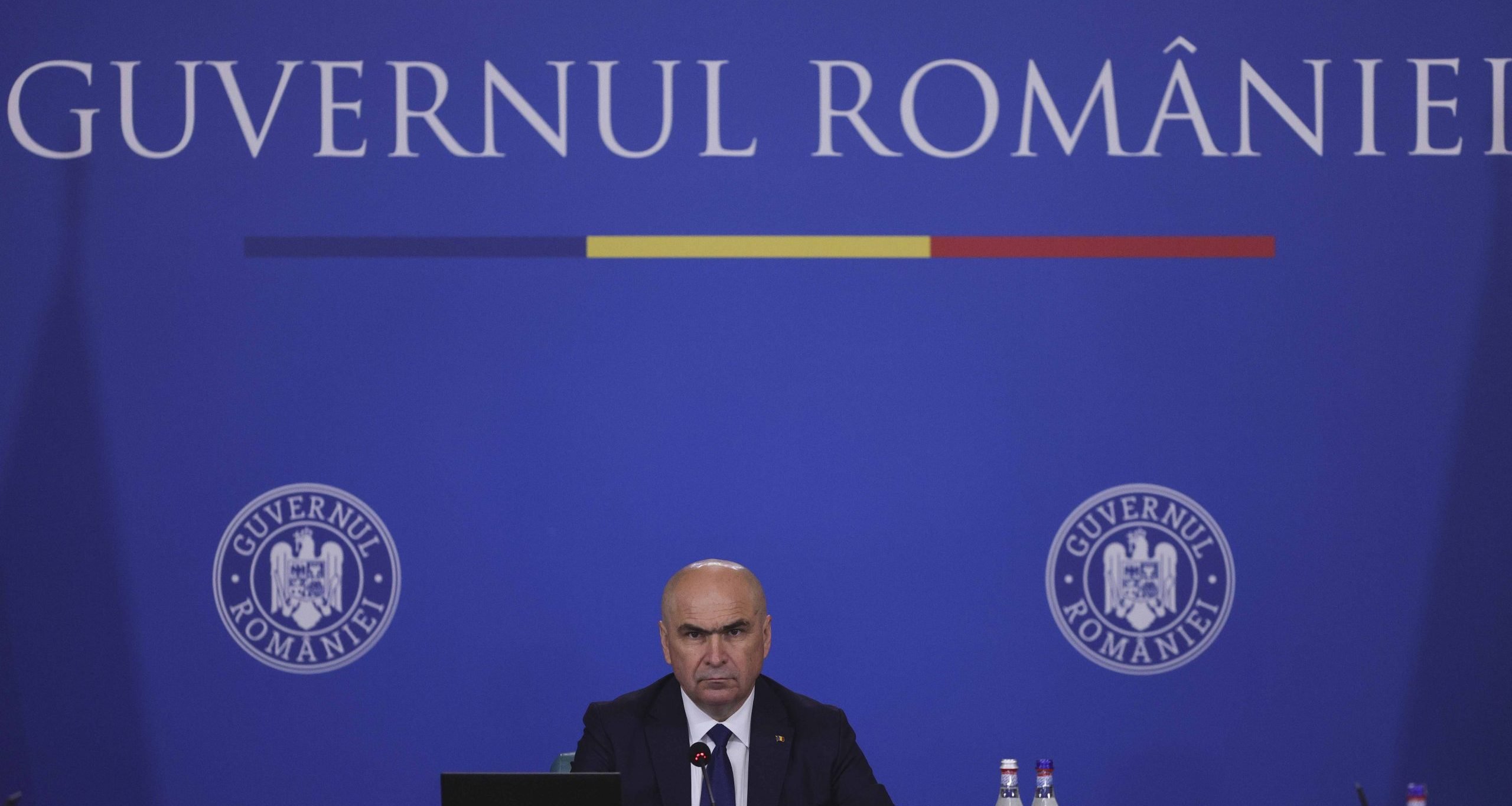 Guvernul condus de liberalul Ilie Bolojan a dat curs, într-un final, deciziei de a aproba bugetul pentru anul 2026, după o ședință dificilă și plină de discuții tensionate, în ciuda opozanței din partea partidului de guvernământ, PSD