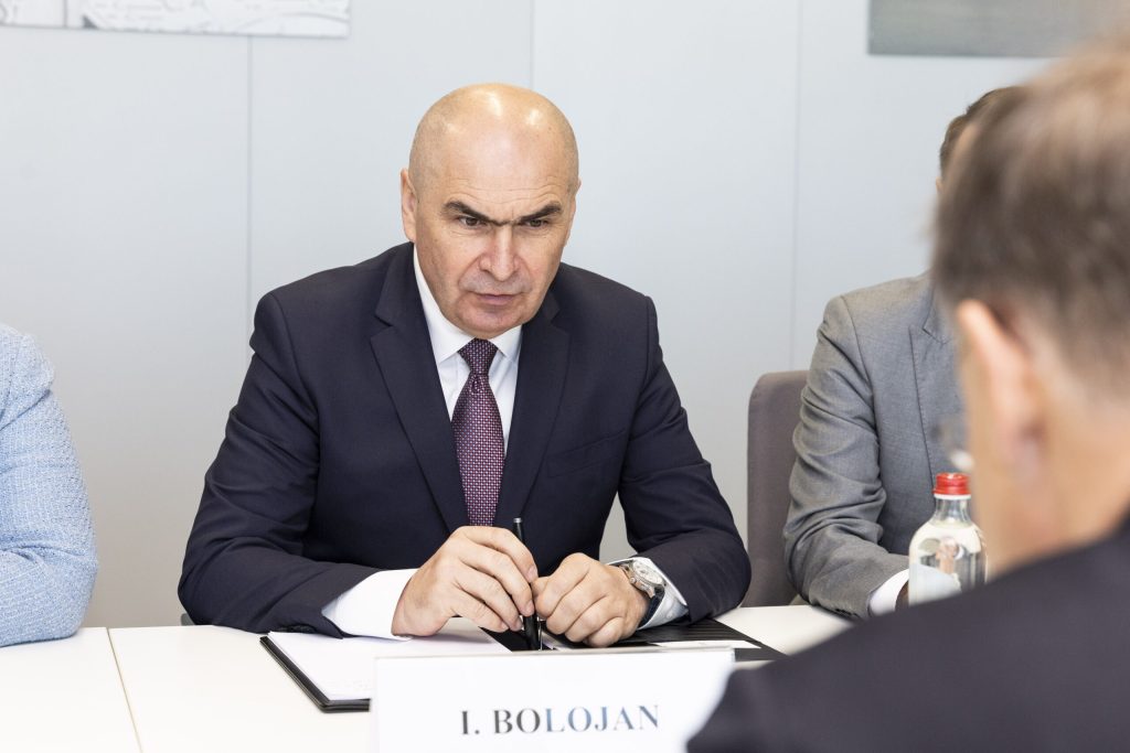 Premierul Ilie Bolojan a anunțat recent un plan ambițios pentru stabilizarea mediului de afaceri din România, anunțând că, începând cu anul 2025, impozitul pe cifra de afaceri va fi eliminat