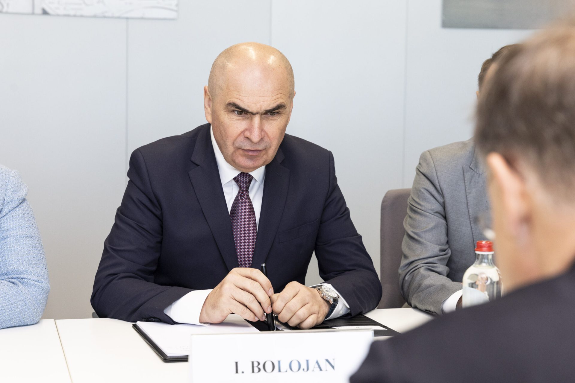 Premierul Ilie Bolojan a anunțat recent un plan ambițios pentru stabilizarea mediului de afaceri din România, anunțând că, începând cu anul 2025, impozitul pe cifra de afaceri va fi eliminat
