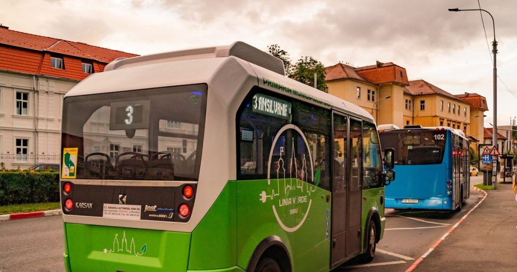 Două femei în vârstă de 72 de ani au fost victime ale unui incident grav produs sâmbătă în municipiul Sibiu, după ce au căzut accidental dintr-un autobuz în momentul în care acesta pleca din stație