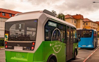 Două femei în vârstă de 72 de ani au fost victime ale unui incident grav produs sâmbătă în municipiul Sibiu, după ce au căzut accidental dintr-un autobuz în momentul în care acesta pleca din stație