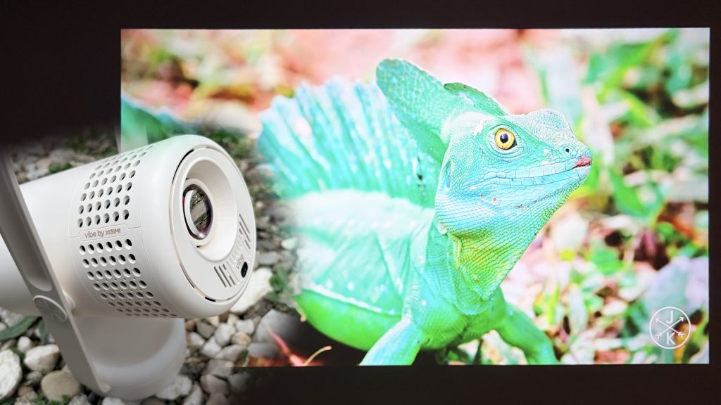 XGIMI Vibe One, proiectorul portabil cu baterie integrată, reprezintă o soluție ideală pentru cei care urmăresc confortul și flexibilitatea în utilizare, fără a sacrifica calitatea imaginii sau funcționalitatea