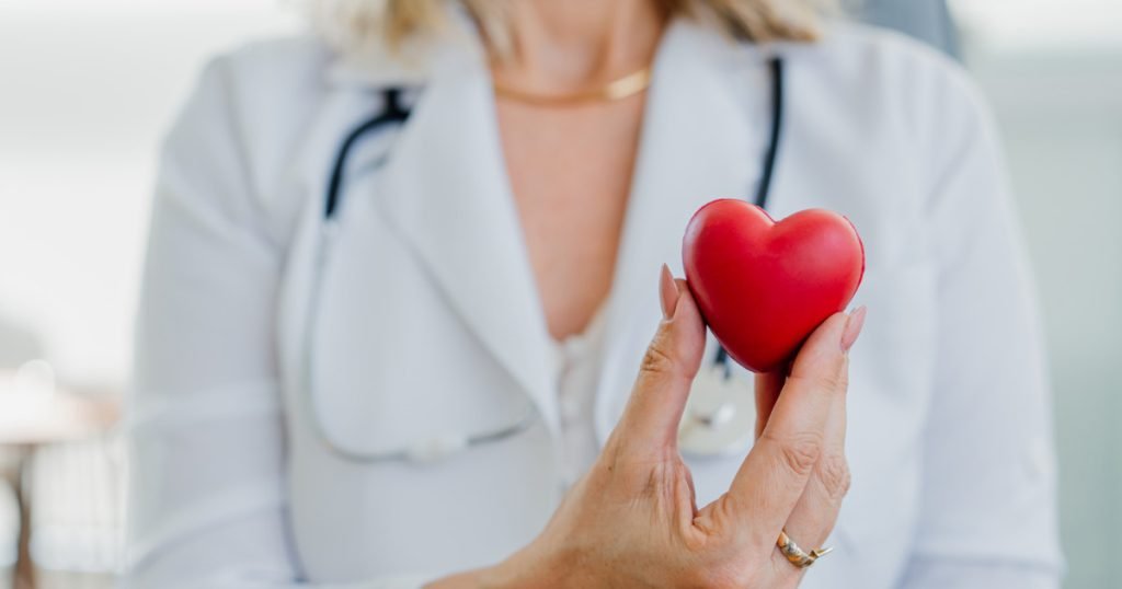 Femeile pot avea infarct mai devreme decât bărbații, chiar și cu artere mai puțin afectate