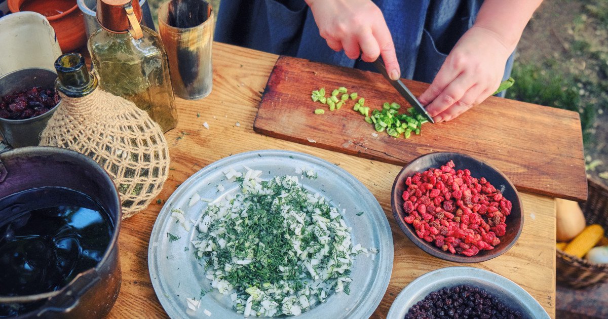 România trebuie să redescopere bogăția propriilor produse agricole în fața boom-ului de alimente ultraprocesate și fructe exotice Într-o lume în care rafturile supermarketurilor par să devină o junglă de ambalaje strălucitoare, oferind tot mai des fructe și legume exotice din alte colțuri ale lumii, mesele românilor sunt tot mai populare, dar uneori mai puțin diversificate