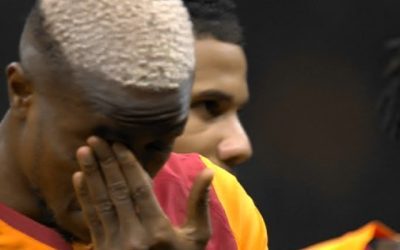 Victor Osimhen, în lacrimi înainte de derby-ul cu Liverpool: emoții intense pe teren și reacția fanilor galben-roșii Golg heter EFA, atacantul nigerian al lui Napoli, a fost protagonistul unei scene neașteptate înainte de partida crucială din Liga Campionilor, disputată pe stadionul San Paolo