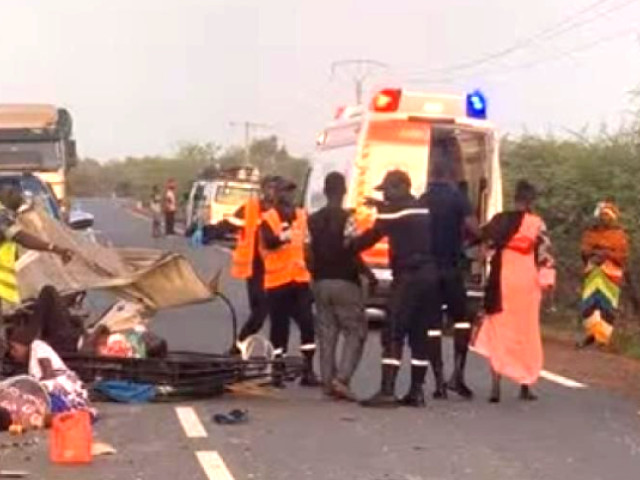 Tragedie pe șosea: Autocarul unei echipe de fotbal greșit învârtit într-un accident grav cu un TIR Un accident rutier grav a avut loc în această dimineață pe drumul national care leagă orașele Iași și Bacău, unde o situație tragică s-a soldat cu pierderea unor vieți și răniri grave ale unor sportivi