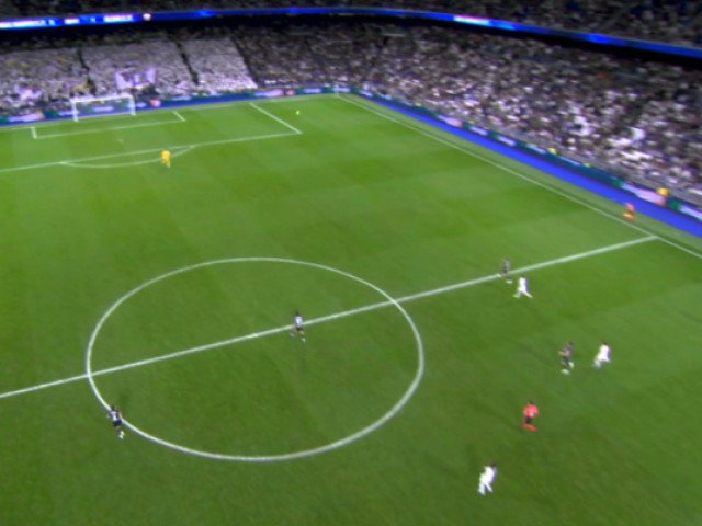 Revelație impresionantă la Madrid: Arda Güler a marcat un gol senzațional de la 65 de metri, stârnind entuziasm şi uimire în “Santiago Bernabeu” Faza care a zguduit stadionul Santiago Bernabeu s-a petrecut într-un moment neașteptat, în timpul meciului dintre Real Madrid și adversarii de până acum mai puțin cunoscuți, însă au prins cu siguranță peste măsură de popularitate după această demonstrație de măiestrie
