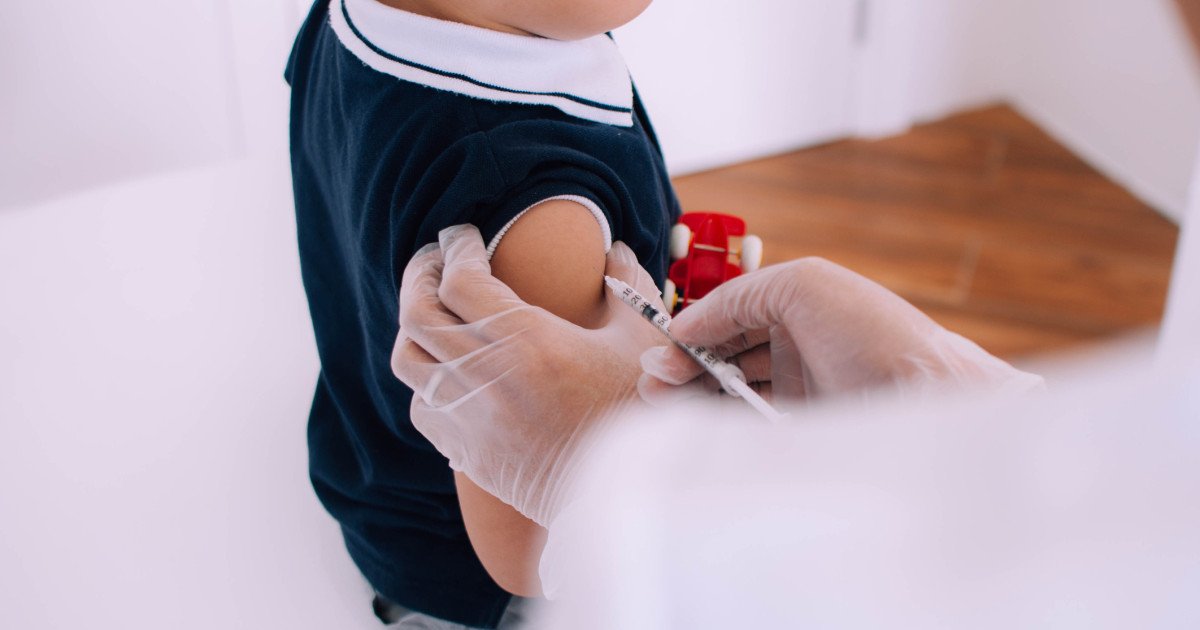 Scădere alarmantă a ratei de vaccinare în România, în condițiile în care dezinformarea medicală, un obstacol major în combaterea bolilor, continuă să alimenteze reticența populației Rata de vaccinare a românilor a experimentat o scădere semnificativă în ultimii ani, pe fondul răspândirii masive a dezinformării pe rețelele de socializare, dar și din cauza unor percepții nedocumentate despre siguranța vaccinurilor