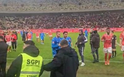 Gest tehnic și claritate tactică: Horațiu Feșnic face ordine în vestiarele Rapidului după eșecul crucial Antrenorul principal al Rapidului, Horațiu Feșnic, a decis să intervină ferm în timpul meciului de sâmbătă, după o primă repriză care l-a lăsat extrem de nemulțumit de atitudinea și comportamentul jucătorilor săi