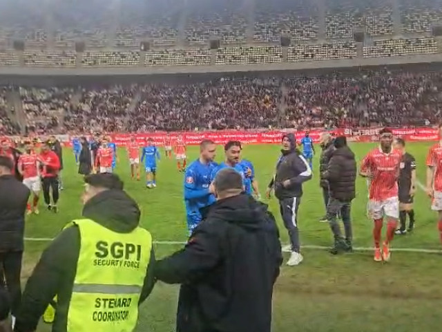 Gest tehnic și claritate tactică: Horațiu Feșnic face ordine în vestiarele Rapidului după eșecul crucial Antrenorul principal al Rapidului, Horațiu Feșnic, a decis să intervină ferm în timpul meciului de sâmbătă, după o primă repriză care l-a lăsat extrem de nemulțumit de atitudinea și comportamentul jucătorilor săi