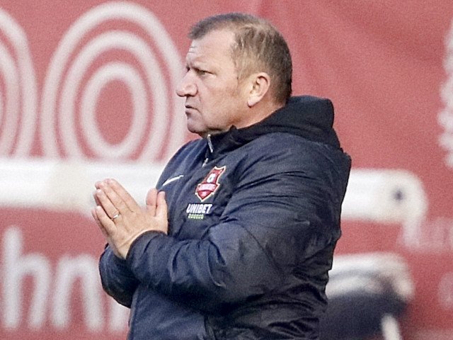 O remiză albă în ultimul meci disputat în cadrul etapei a 23-a a Ligii I a adus un sentiment de nostalgie și promisiuni pentru viitor, în timp ce o figură emblematică a fotbalului românesc revine pe banca tehnică a unuia dintre cluburile tradiționale ale țării