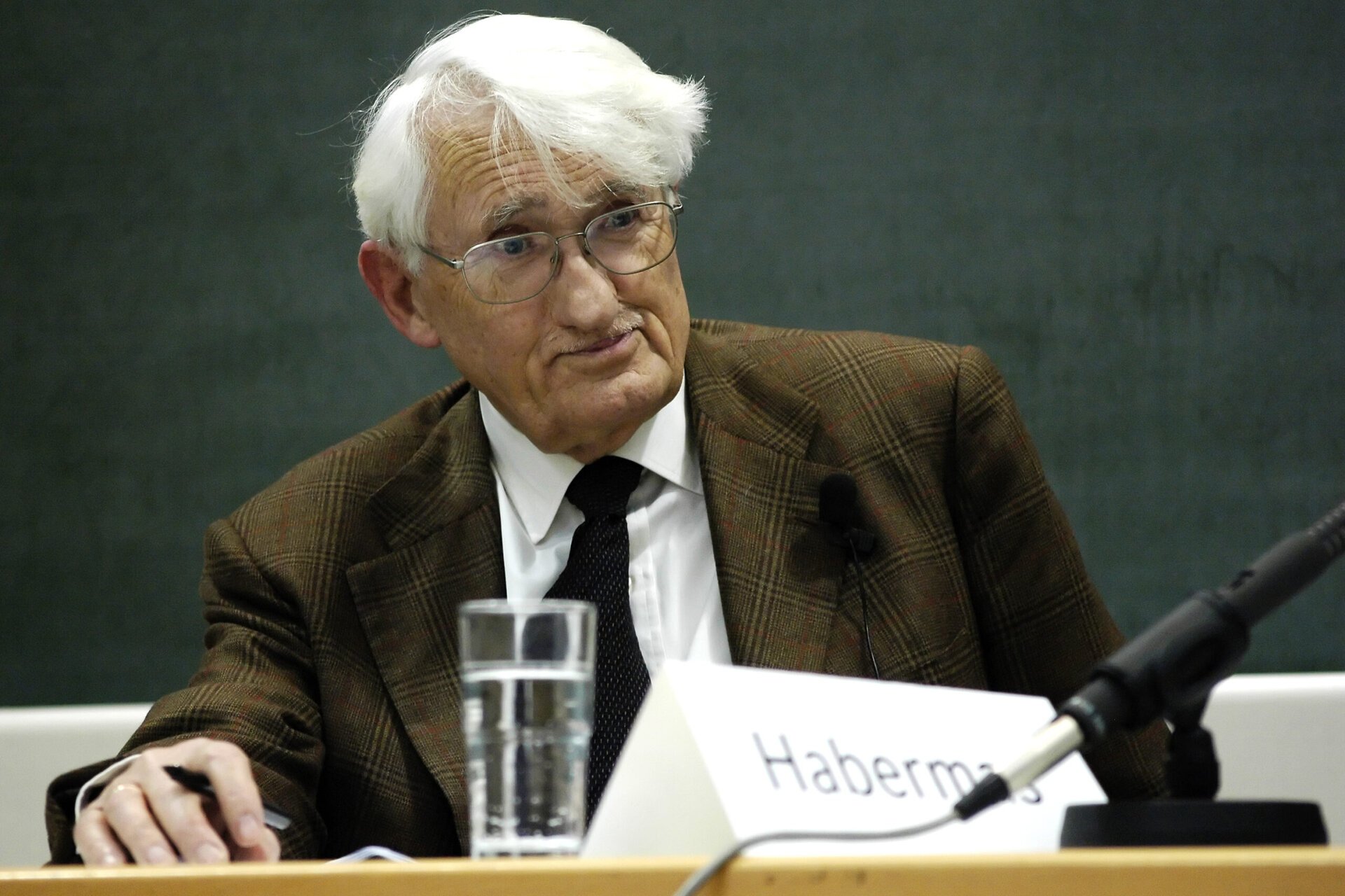 Filosofia și sociologia mondială în doliu: a murit Jürgen Habermas, una dintre cele mai influente voci ale Germaniei moderne Unul dintre cei mai mari gânditori ai secolului XX și XXI, Jürgen Habermas, a pierdut lupta cu viața