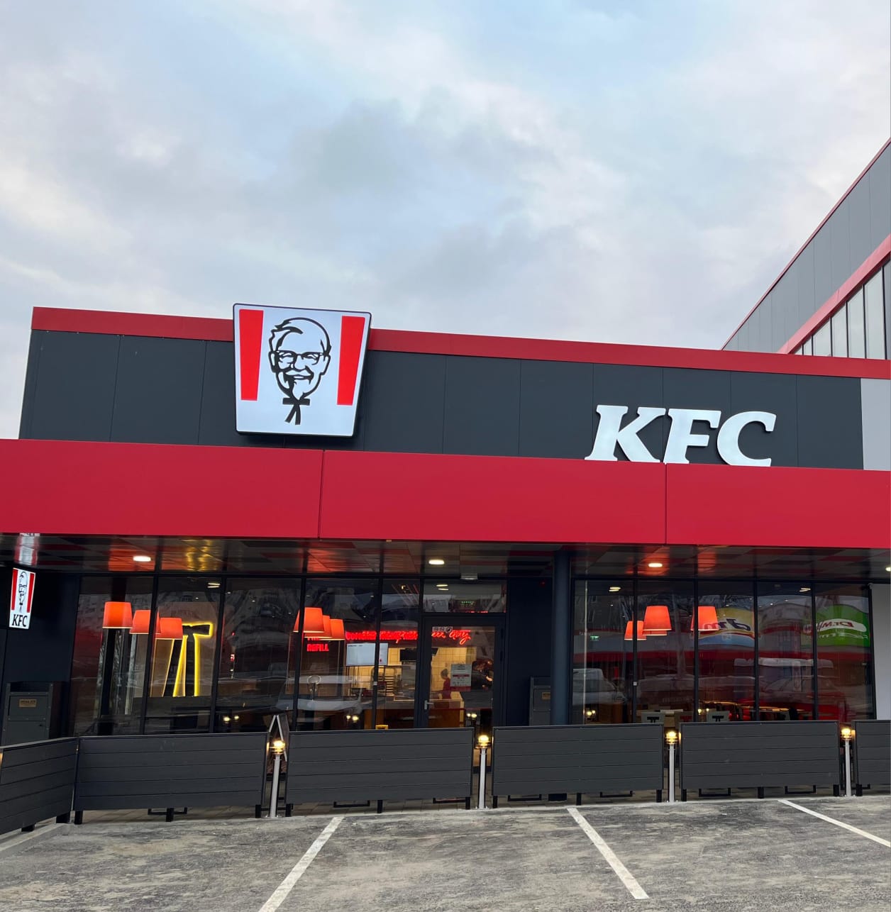 Proprietarul lanțurilor KFC, Pizza Hut și Hard Rock Cafe investește 130 milioane lei în deschiderea a 11 restaurante în România