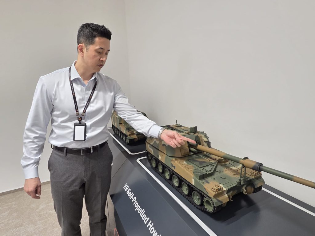 Primul pas România în industria de apărare: deschiderea fabricii Hanwha Aerospace de la Petrești Deschiderea noii facilități de producție a companiei sud-coreene Hanwha Aerospace, la Petrești, județul Dâmbovița, reprezintă un moment esențial pentru industria de apărare din România și regiune