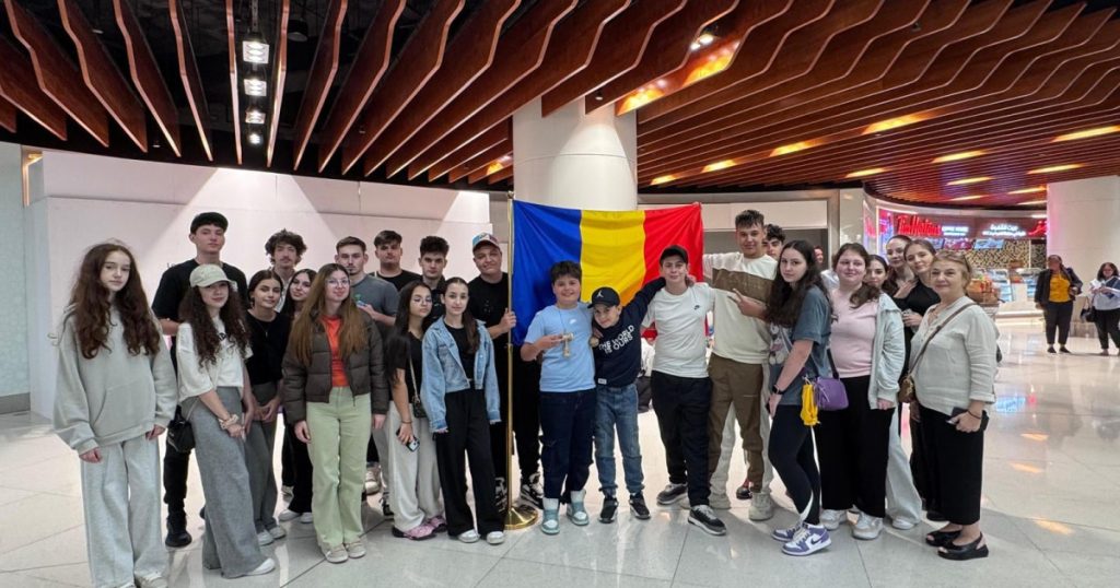 Coșmarul românilor din Orientul Mijlociu s-a încheiat: zeci de copii întorși în siguranță acasă După mai bine de două luni de incertitudine, teama și nesiguranța generate de conflictele din Orientul Mijlociu, un episod deosebit de emoționant s-a încheiat vineri, odată cu revenirea în țară a celor 95 de copiii români aflați în zonele afectate de situații de conflict