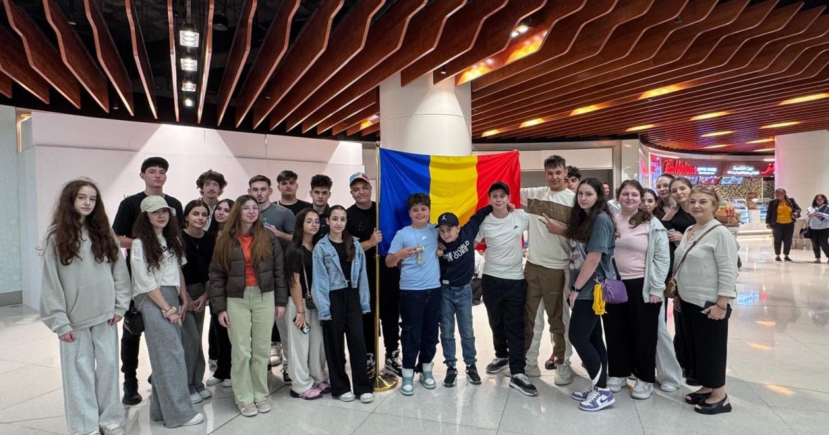 Coșmarul românilor din Orientul Mijlociu s-a încheiat: zeci de copii întorși în siguranță acasă După mai bine de două luni de incertitudine, teama și nesiguranța generate de conflictele din Orientul Mijlociu, un episod deosebit de emoționant s-a încheiat vineri, odată cu revenirea în țară a celor 95 de copiii români aflați în zonele afectate de situații de conflict