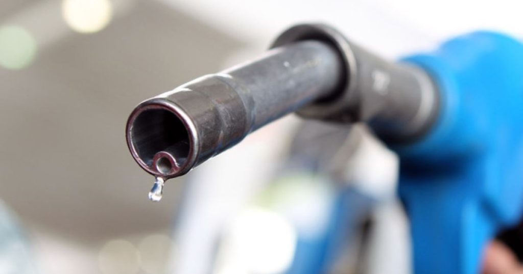 Prețul carburanților a crescut pentru a cincea oară într-o noapte; litrul de benzină costă acum.