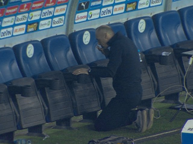 Surpriză la Craiova: Bogdan Andone, surprins pe ”Oblemenco” după o victorie crucială O scenă rar întâlnită pe stadionul „Oblemenco”: antrenorul FC Rapid, Bogdan Andone, a fost fotografiat în mod surprinzător pe arena oltenească după victoria echipei sale în fața CFR Cluj, unul dintre cei mai redutabili adversari din Liga I