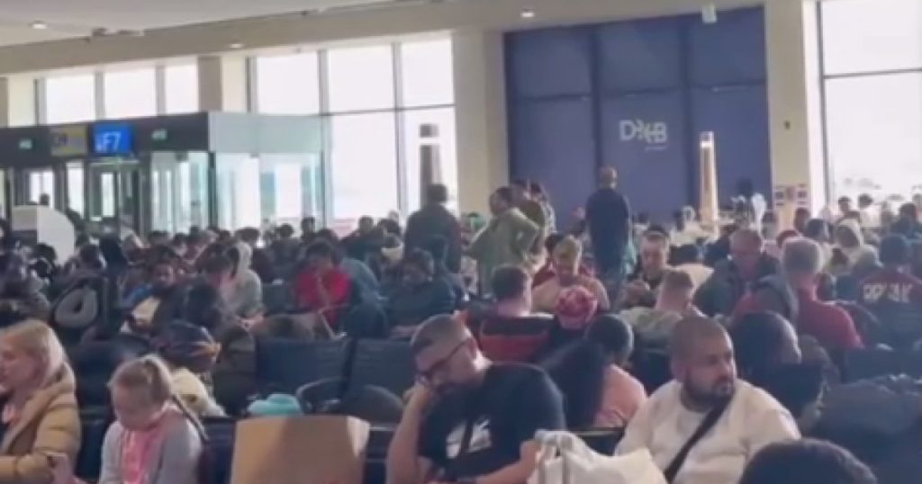 Nemulțumiri în rândul românilor repatriați din Orientul Mijlociu: costuri nedigitalizate și lipsă de sprijin O situație delicată a ieșit la iveală în zilele recente, atunci când cetățenii români care s-au întors din zone precum Israel și Dubai s-au arătat extrem de nemulțumiți de modul în care au fost sprijiniți în procesul de repatriere