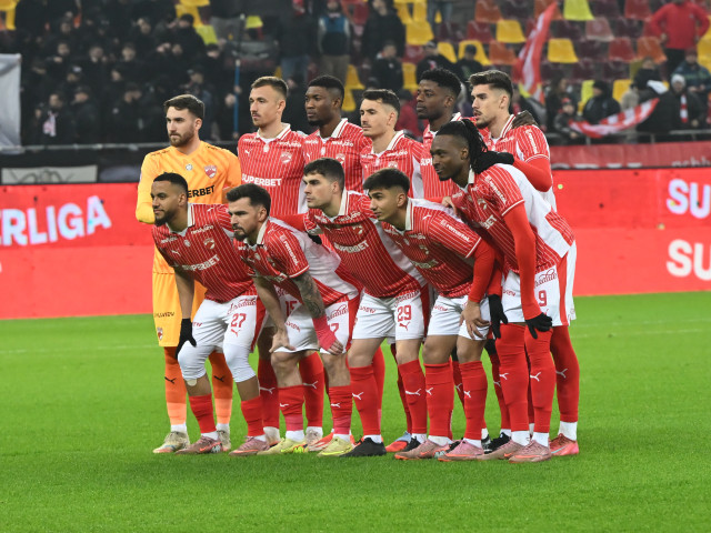 Dinamo își întărește cu speranțe meciul de duminică împotriva Universității Craiova, odată cu revenirea unor titulari importanți în lot, eveniment ce a stârnit entuziasm în tabăra alb-roșiilor înainte de duelul de pe teren propriu