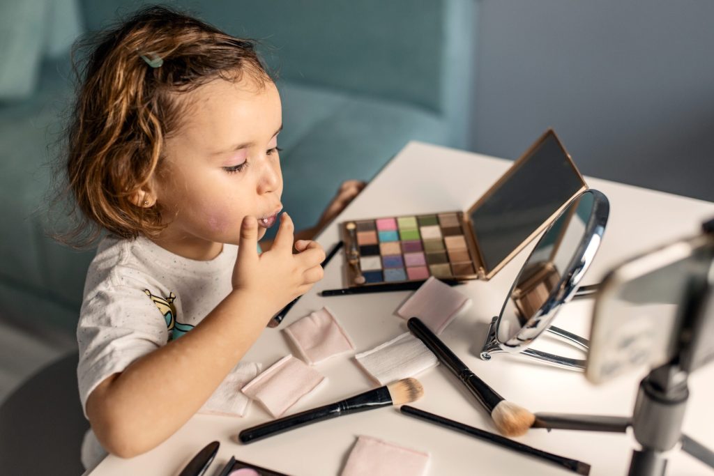 Machiajul la copii: păreri ale părinților și specialiștilor